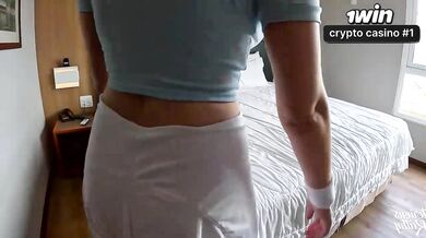 Jogadora sensual de tênis adora receber estocadas profundas e gozadas nos seios