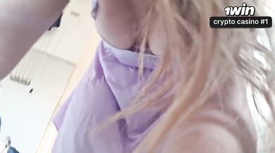 Loira sensuous sem calcinha nos melhores vídeos pornô XXX!