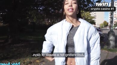 Agente pública asiática delgada com bunda grande é fodida duramente ao ar livre