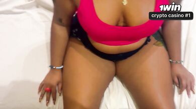 Em busca de diversão ardente, Dora explora desejos ousados em Halloween.