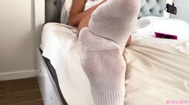 Stepbrother Cum Floods My Feet After Intense Foot Worship and Feet Licking – Bes