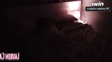 A morena de bunda grande transborda de porra após sexo rectal intenso.