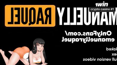 Uma mulher morena gostosa experimentando seus arse butt-plugs anais enquanto faz