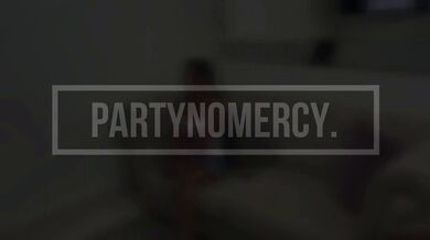 Sorprendo a Mi Hermanastra Masturbandose Y Me La Follo Duro