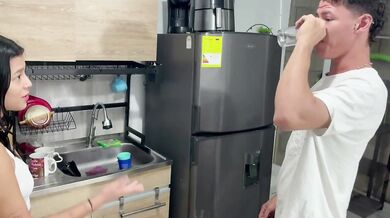 Me Follo Duro a Mi Hermanastra En La Cocina.