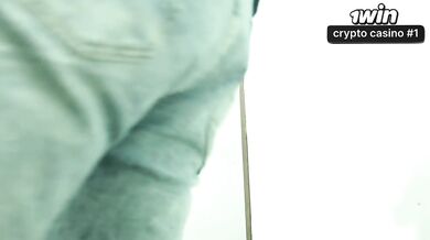 Mulher madura faz boquete em um desconhecido na sala de espera em vídeo pornô qu