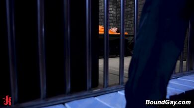 Prison Officer Fucks Inmate Raw Ass