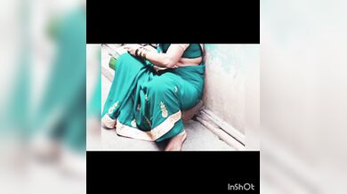 Aunty saree navel bending