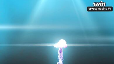 Mulher com seios generosos experimenta seus biquínis minúsculos, tangas e fios d