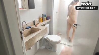 Fiz ele gozar duas vezes, primeiro no banho e depois com o dedo no meu cuzinho.