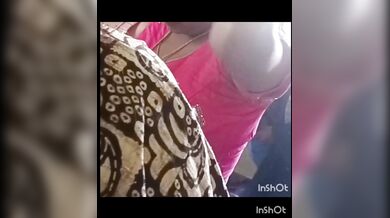 Aunty with out saree boob