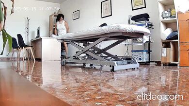 La masajista Vicenta sissy mamando al amante de su mujer alimentandola con su leche