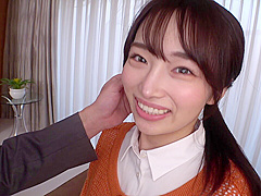 ハニカミ笑顔が可愛いミニマム美女が萌えオーラ漂うキス