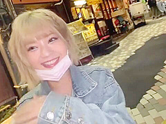 美形のミニスカギャル系美容師が野外でパンティ生脱ぎ