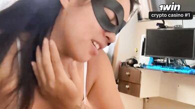 Ela deseja uma gozada no rosto durante o vídeo íntimo.