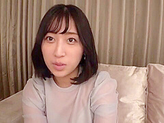 清楚な美女がとろける表情でビッチなフェラや男の乳首舐め