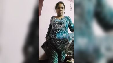 Muslima Syeda Zainab showing her body