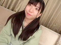 無邪気な色気とキュートなハニカミ笑顔の童顔美女に乳首愛撫