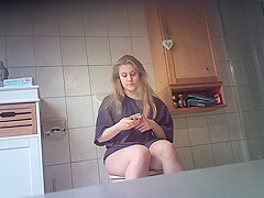 girlfriend Lilly piss and shower